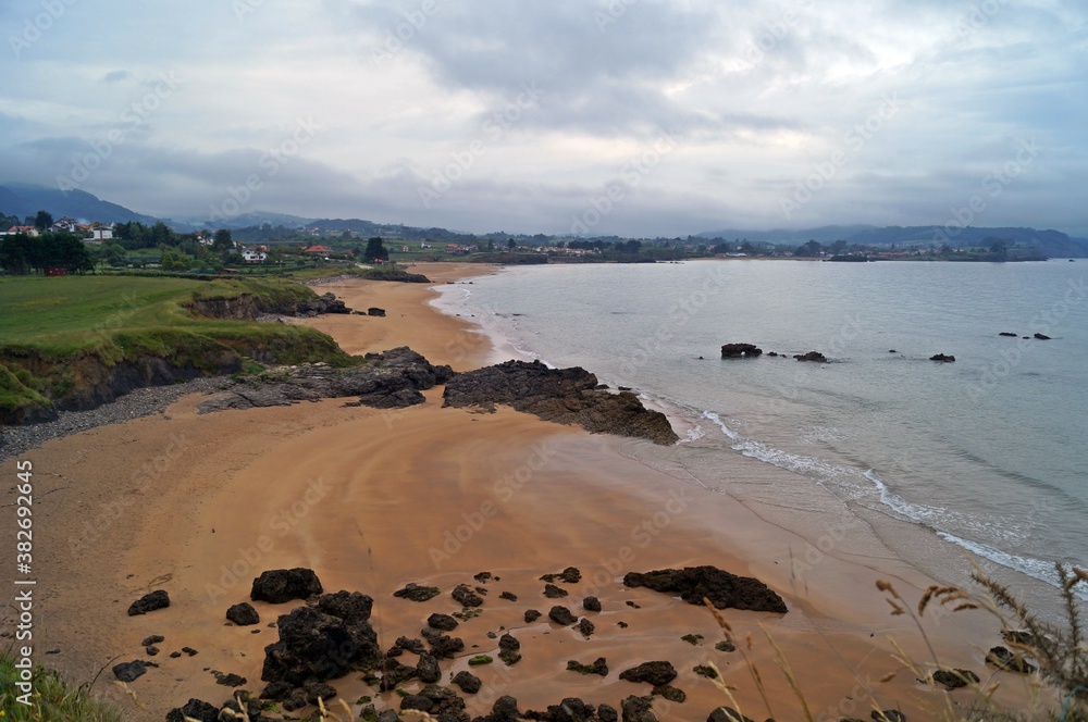 Paisagem da praia de Moracey em La Espasa no Caminho de Santiago (rota norte) / Espanha