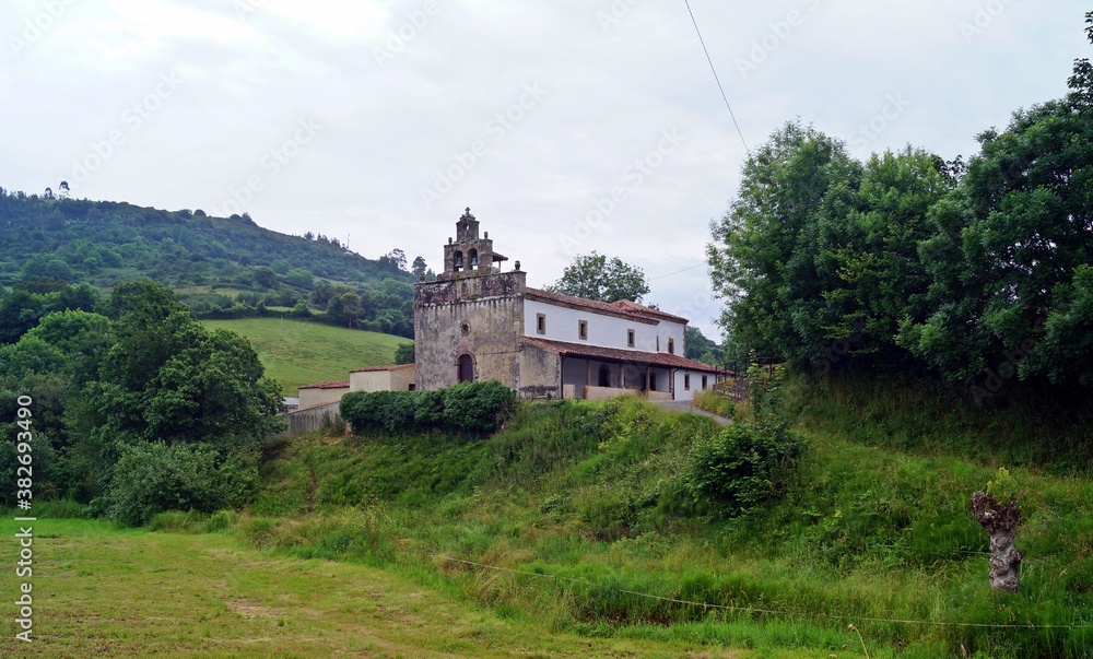 Fototapeta premium Igreja em uma aldeia perto de Pernús no Caminho de Santiago (rota norte) / Espanha