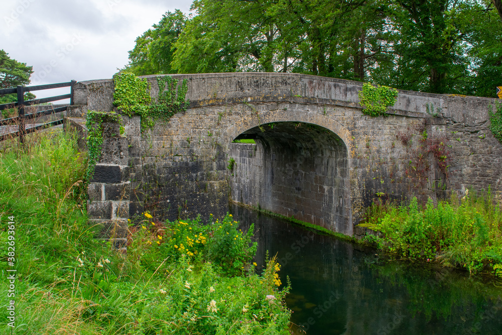 Fototapeta premium Beautiful ancient stone bridge at Irish Canal