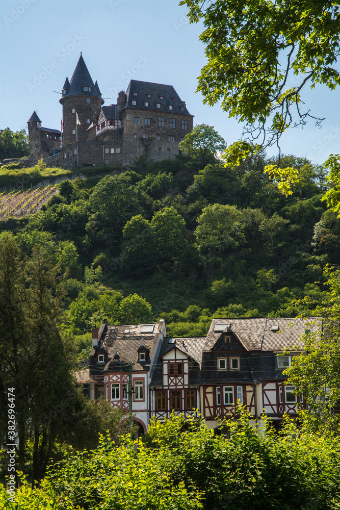 bacharach, fachwerkhäuser und burg stahleck bacharach, fachwerkhäuser und burg stahleck