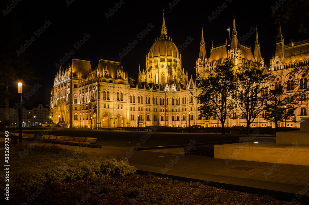 Obraz premium Hungarian parliament building illuminated at night, Budapest, Hungary