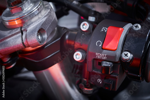 Close-up of the start button of a sports motorcycle and steering grip with the rest of the functions © CIGI