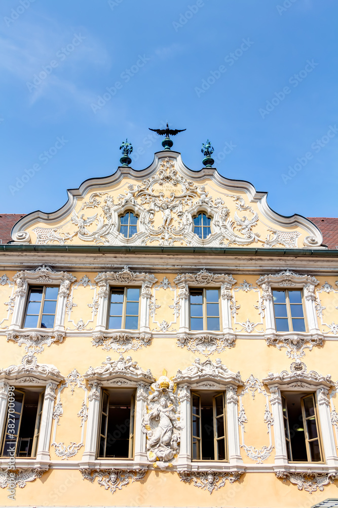 Prächtiges Gebäude mit Rokokofassade – Falkenhaus in Würzburg, Oberer Markt