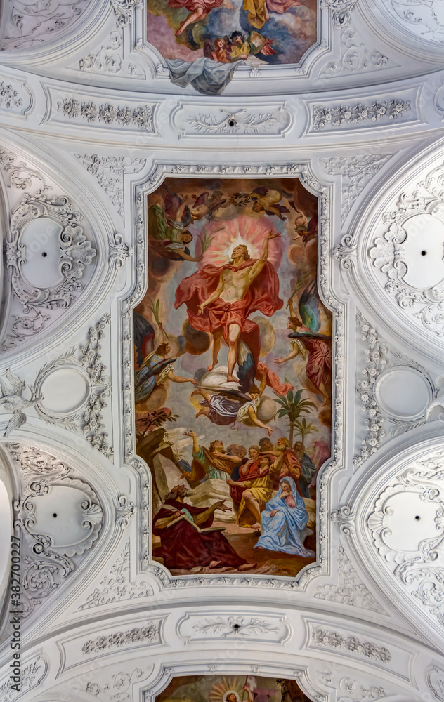 Deckenmalerei in der Stiftskirche Neumünster – römisch-katholische Kirche St. Kilianssdom