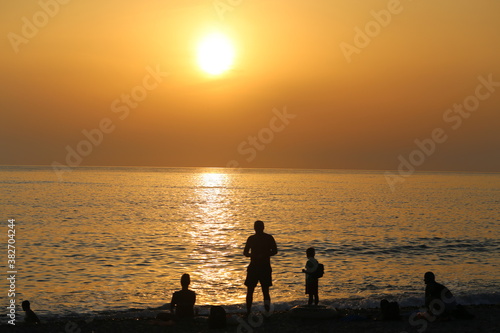 Photo sunset landscape with people