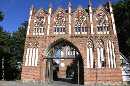 Das Treptower Tor in Neubrandenburg ist Teil der Stadtmauer und diente im Mittelalter als Verteidigungsanlage. Die Stadt liegt im Bundesland Mecklenburg-Vorpommern.