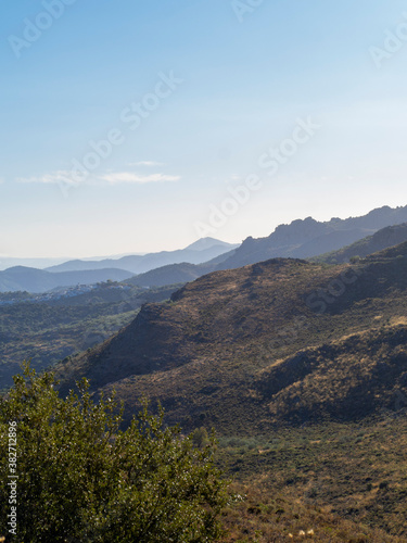 Paisaje de montañas en Júzcar, Málaga, Andalucía, España © David Martínez