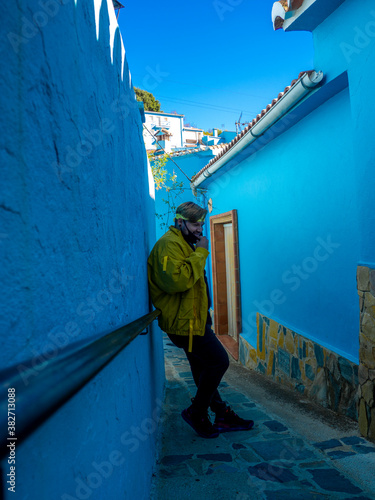 Hombre joven disfrutando las vacaciones en un pueblo azul llamado Júzcar, Málaga. Andalucía, España © David Martínez
