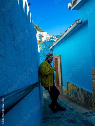 Hombre joven disfrutando las vacaciones en un pueblo azul llamado Júzcar, Málaga. Andalucía, España © David Martínez