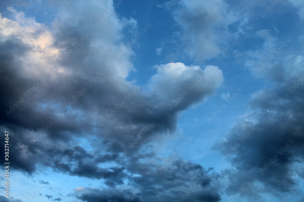 Obraz premium dusk cloud formations shortly after sunset build into larger storm clouds