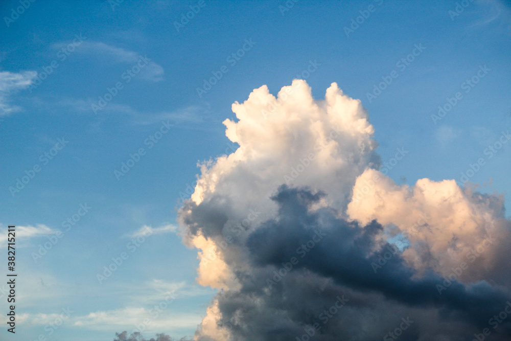 Cielo azul con nubes de algodón