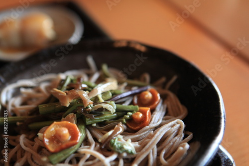 蕎麦処でいただく山菜蕎麦