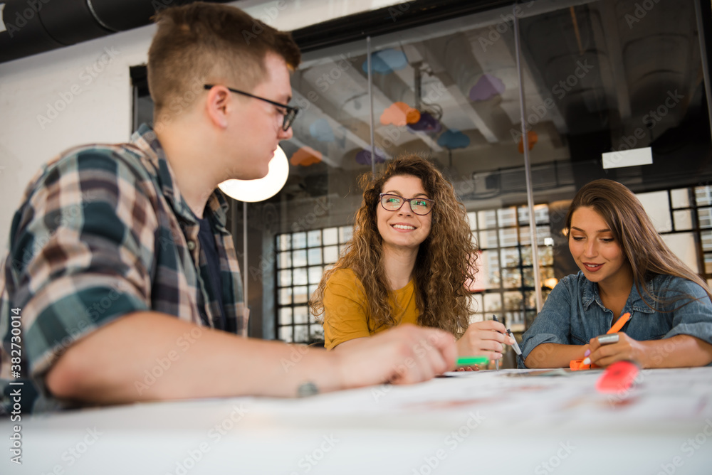 Obraz premium Team working on project and sharing ideas in workshop