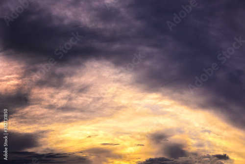 荒れ模様の後の夕空