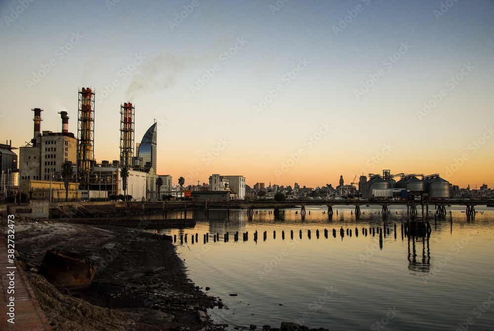Obraz premium Montevideo port and city