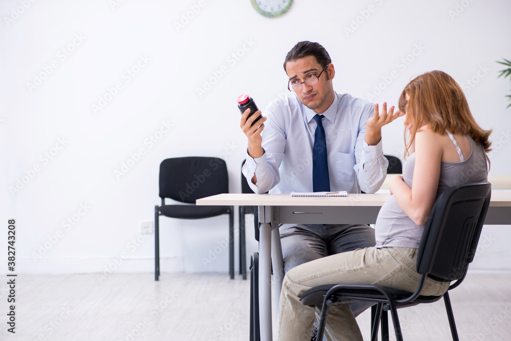 Obraz premium Pregnant woman visiting male psychologist doctor