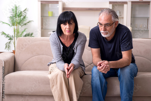 Canvas Print Old couple having argument at home
