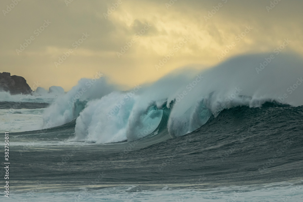 Naklejka premium Waves at sunrise, Sydney Australia