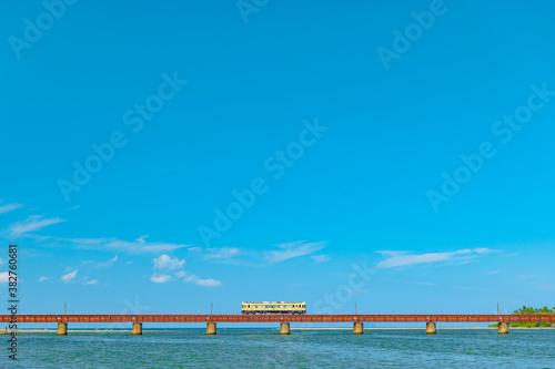 由良川を走る一両のローカル線