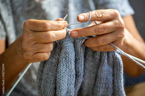 Obraz na płótnie Old woman's hands are knitting w salonie