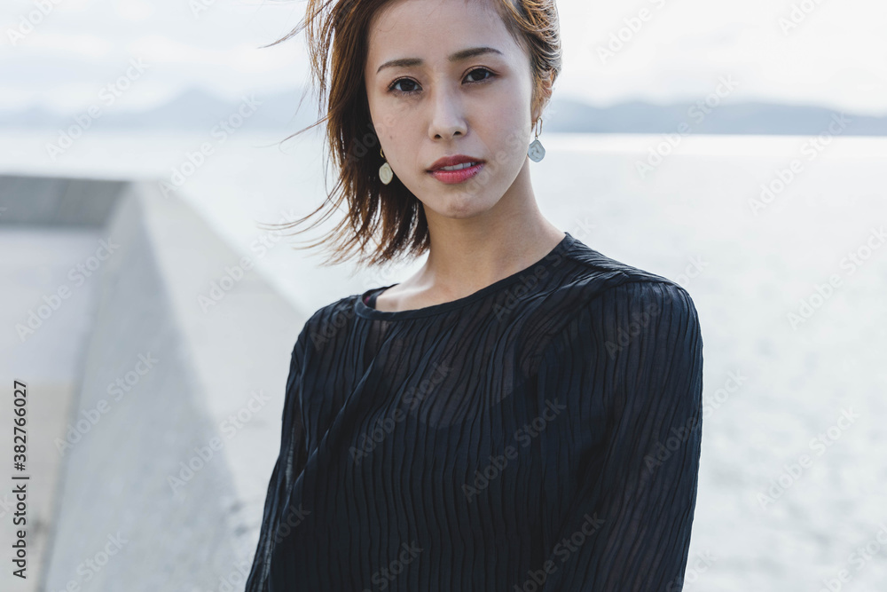 島を旅する女性 島を旅する女性