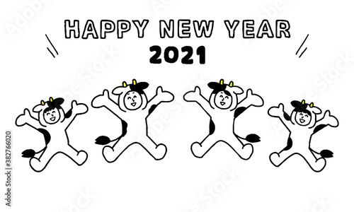	2021年牛の格好をした人物四人