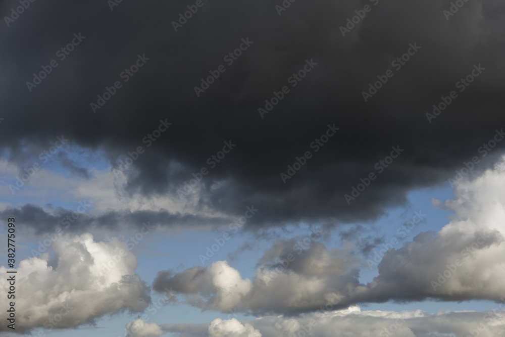 Obraz premium Dramatic panoramic skyscape with dark stormy clouds