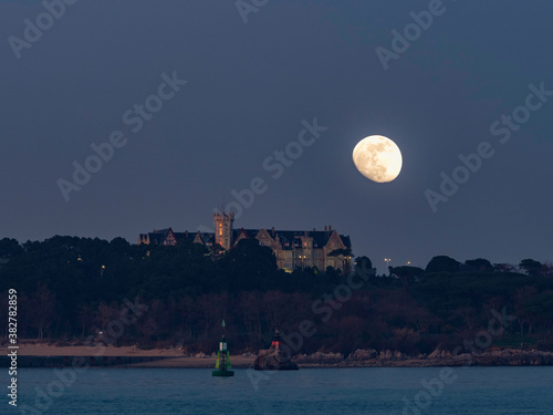 view of santader bay with the big moon
