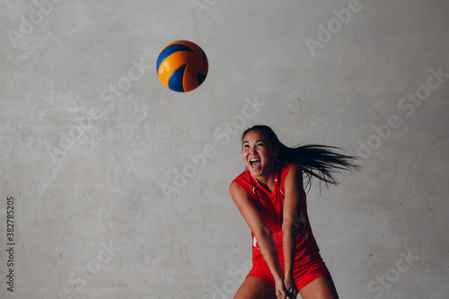 Foto Young woman smiling volleyball player with ball