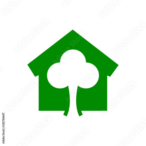 Concepto casa verde. Ecología. Icono plano casa con árbol en espacio negativo en color verde