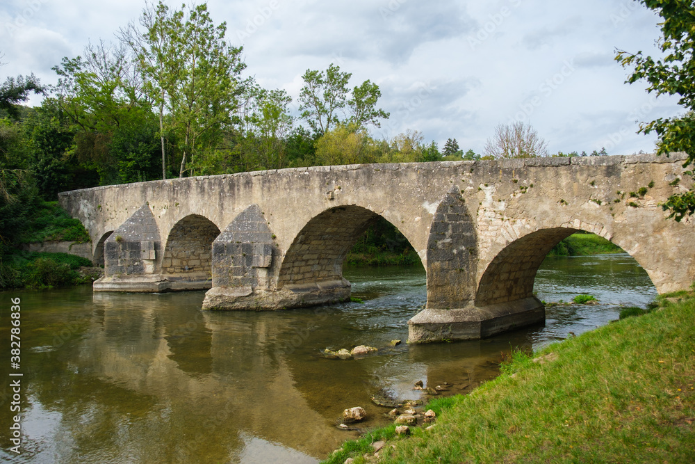 Historische Steinbrücke über die Altmühl bei Pfünz im Altmühltal bei Eichstätt im Sommer