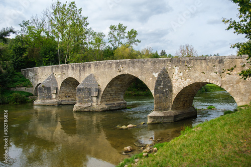 Historische Steinbrücke über die Altmühl bei Pfünz im Altmühltal bei Eichstätt im Sommer © Guntar Feldmann