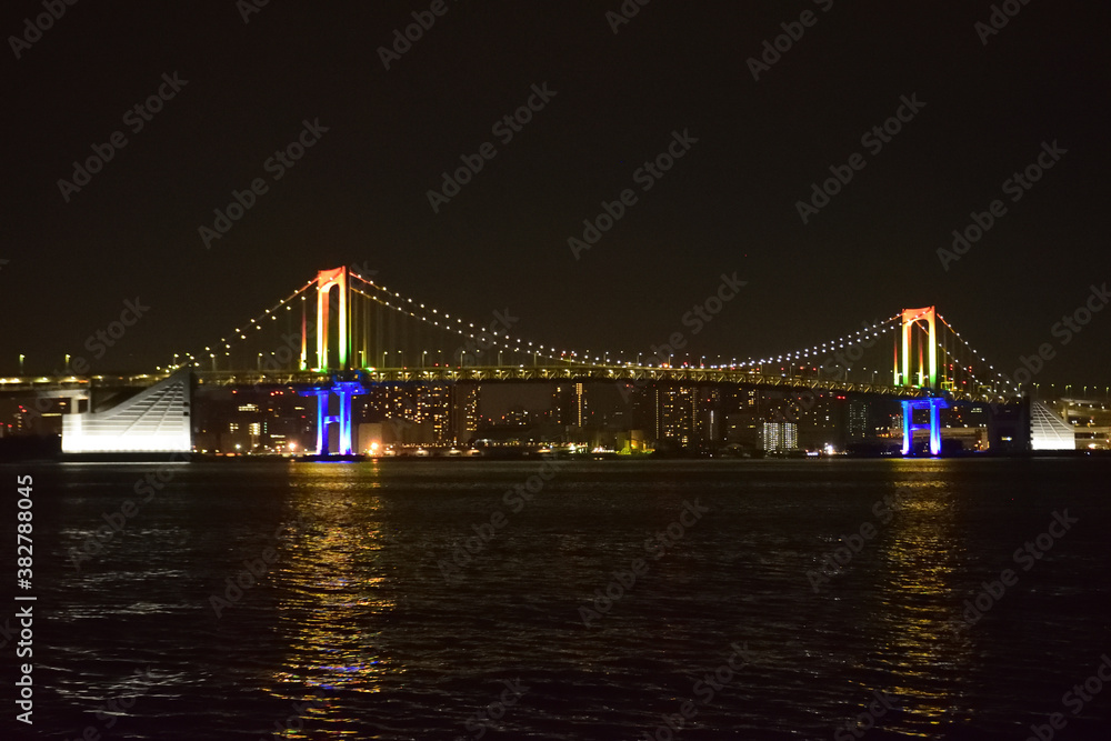 Obraz premium 虹色にライトアップされたレインボーブリッジ