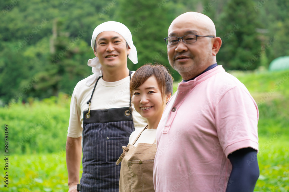 農業する男女
農業する男女