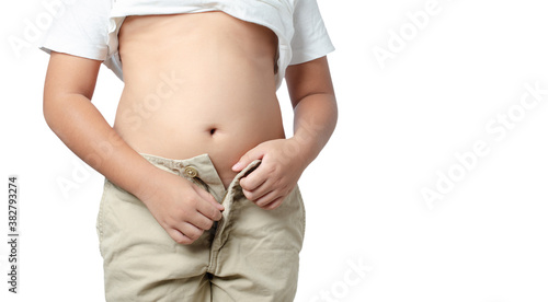 Foto fat boy with big belly trying to wear tight jeans isolated on white background