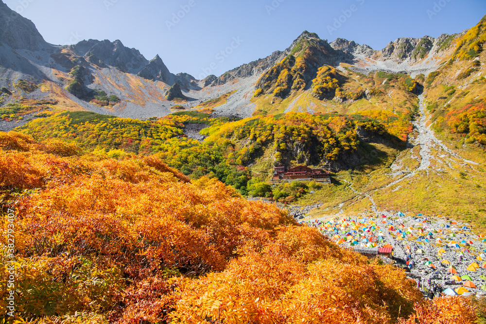 令和二年、日本一紅葉が美しい涸沢カールでシーズンインの紅葉風景を高解像度で撮影