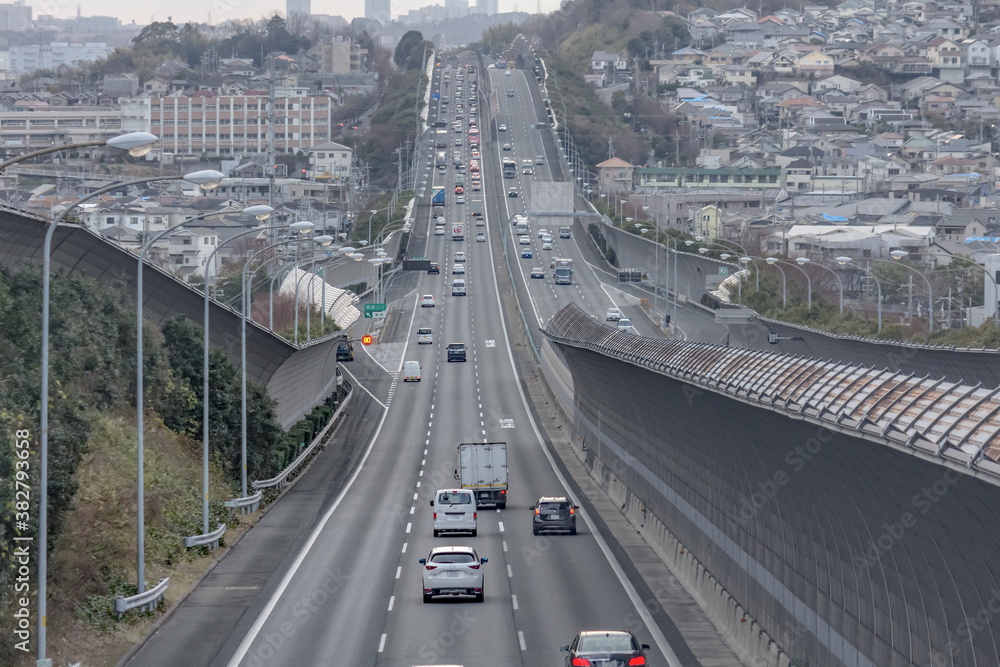 名神高速道路を通行する車(茨木IC-高槻JCT間)