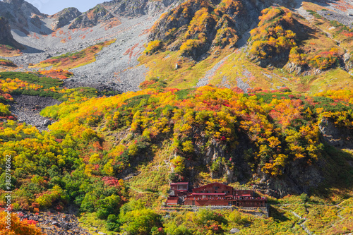 Fototapeta Naklejka Na Ścianę i Meble -  令和二年、日本一紅葉が美しい涸沢カールでシーズンインの紅葉風景を高解像度で撮影