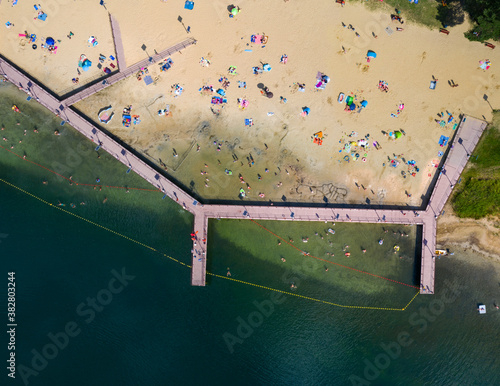 Fototapeta Naklejka Na Ścianę i Meble -  Widok z lotu ptaka na główną plażę nad jeziorem Głębokie, lubuskie, Polska	
