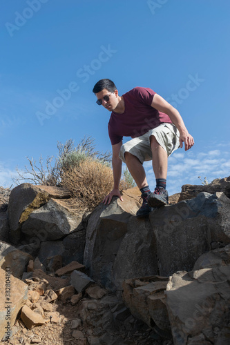 Canvas Print Young hiker descending a mountaing