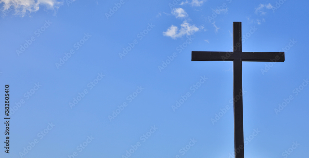 Holzkreuz vor blauem Himmel mit Wolken, Textfreiraum Holzkreuz vor blauem Himmel mit Wolken, Textfreiraum
