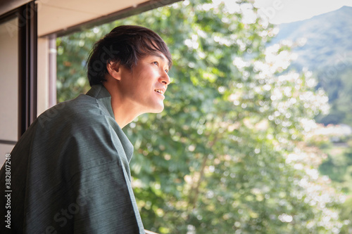 温泉旅行にきた男性
