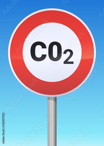 Panneau d'interdiction du CO2 et ciel bleu