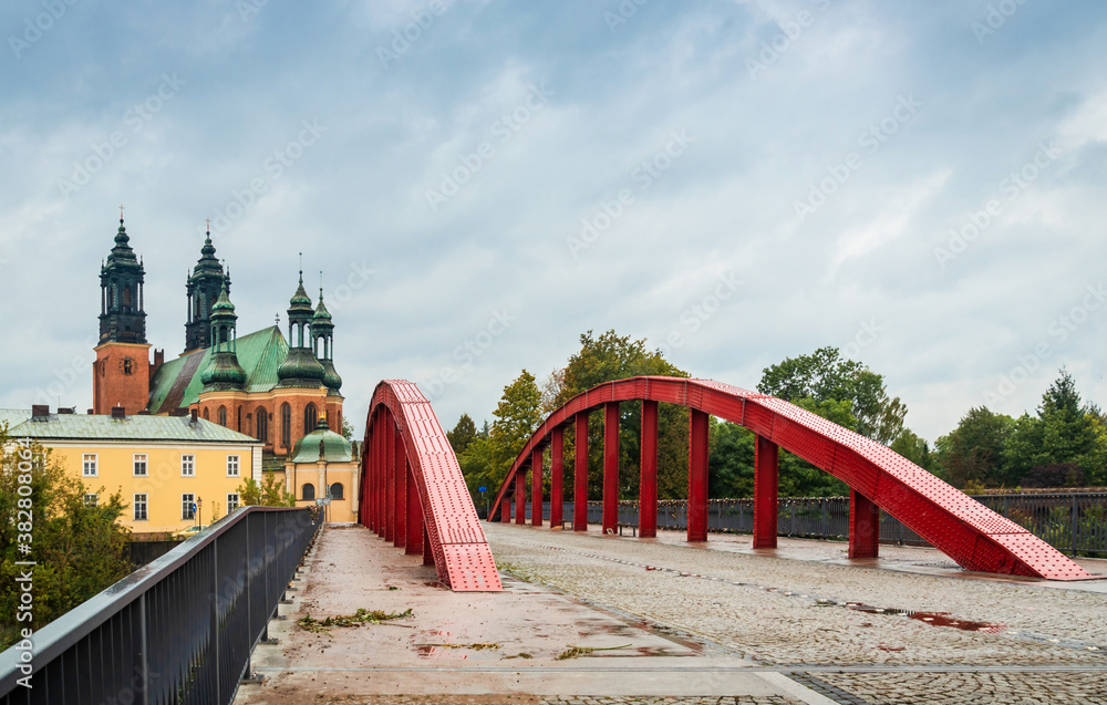 Φωτογραφία The Red Bridge to Tumskiy Island view in rainy day places to travel: Poznan / Po
