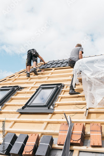 Принти на полотні roofer building a roof
