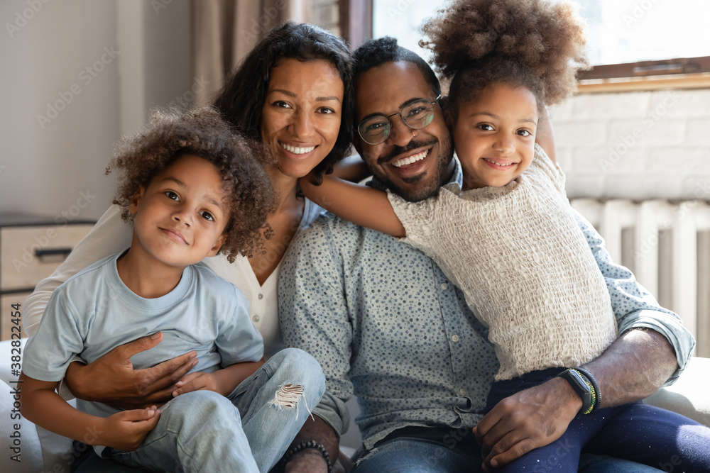 Ταπετσαρία Portrait of happy african ethnicity family bonding with small kids on comfortable sofa