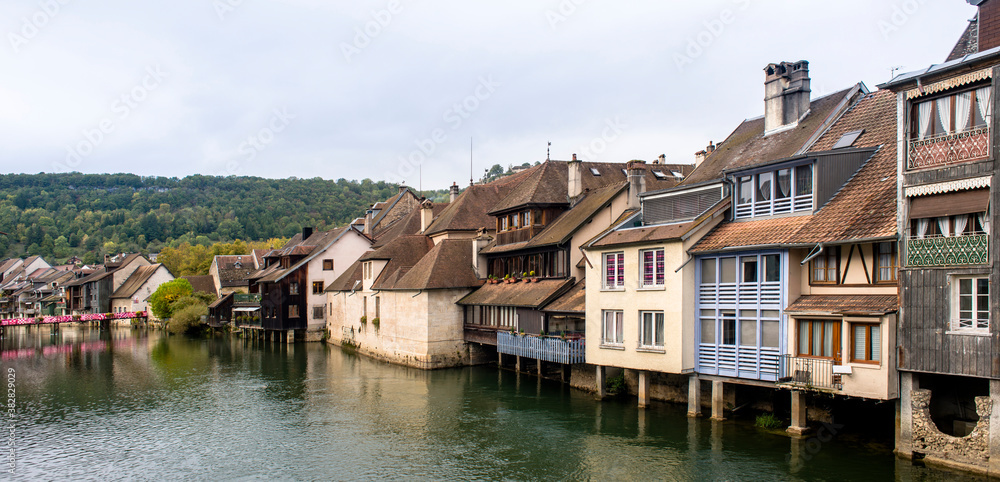 Maisons suspendues sur la Loue à Ornans, France