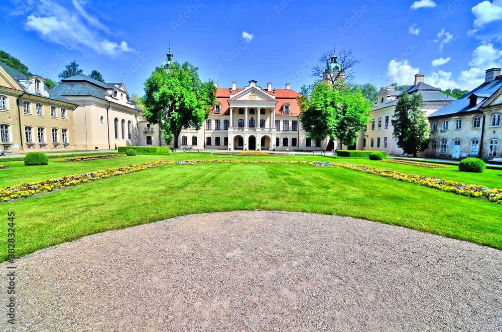 Pałac w Kozłówce – zespół pałacowo-parkowy rodziny Zamoyskich, we wsi Kozłówka