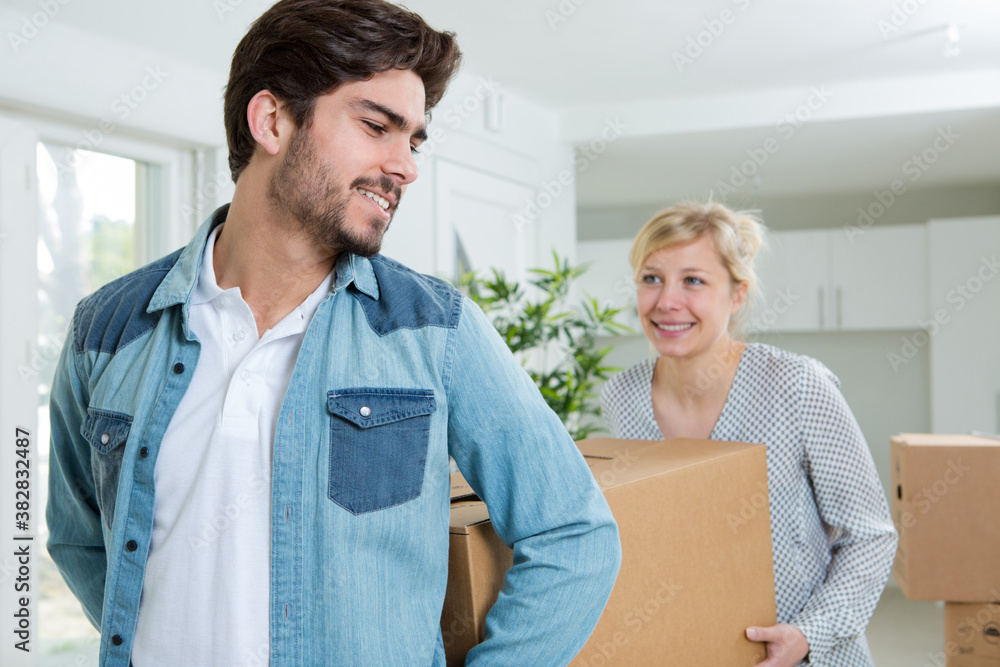 Obraz premium young couple moving to a new apartment