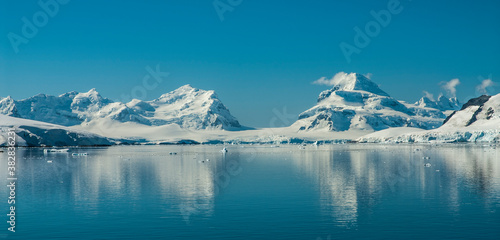 Paraiso Bay mountains landscape, Antartic Península. © foto4440